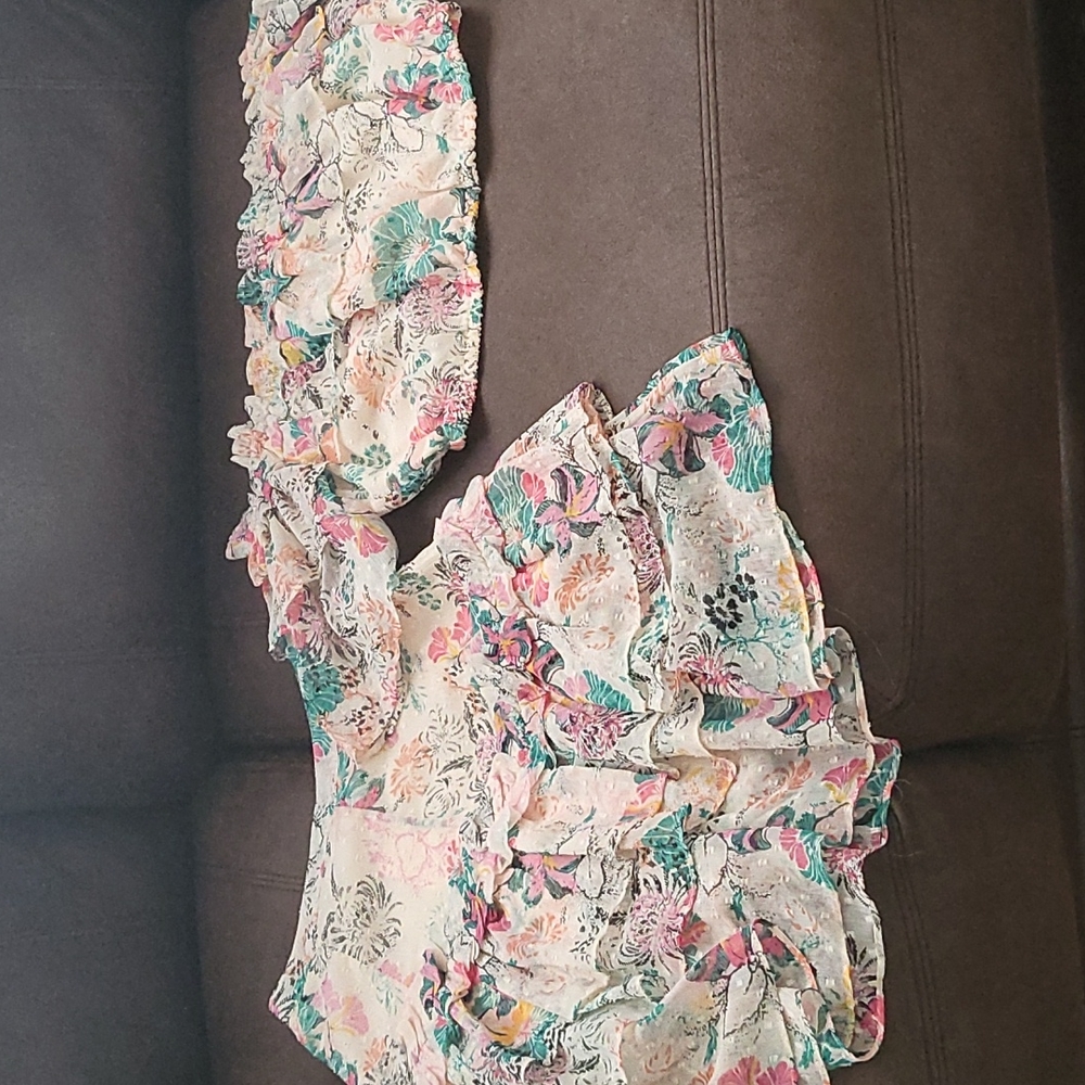 Beautiful floral 2 piece outfit. Top is a small skirt is a size 6